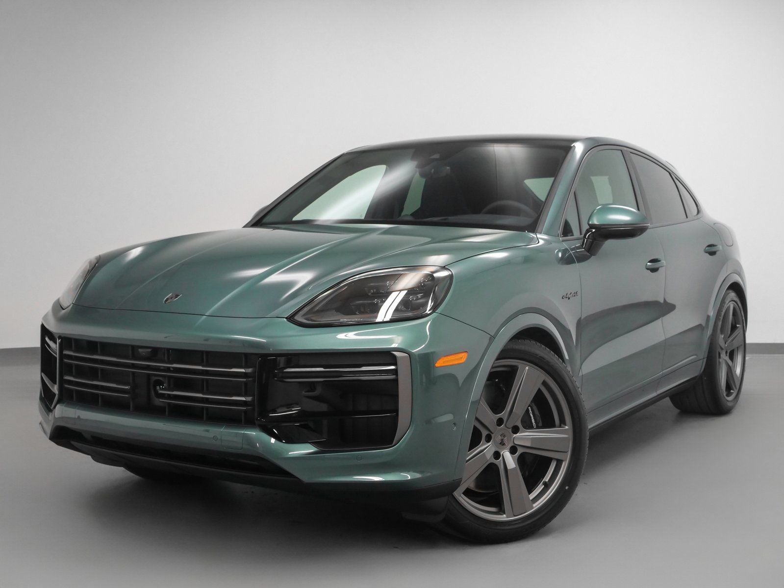 2025 Porsche Cayenne Turbo E-Hybrid in Paint To Sample: Malachitegreenmetallic — front three-quarter view